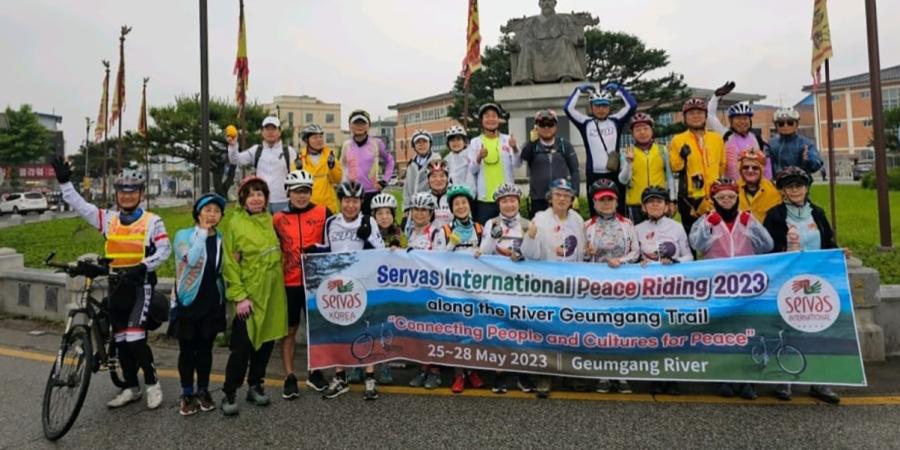 Group photo of South Korea bike ride 2023